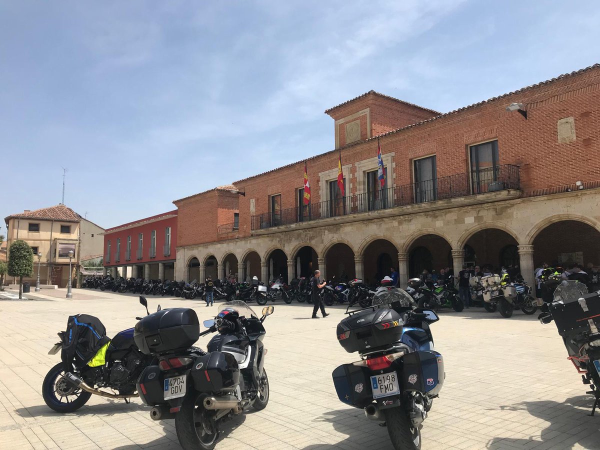 AytoRioseco's tweet photo. 🏍 Decenas de motos llegan hasta Rioseco como parte de la XII concentración motera Los Pellejos de Mayorga que organiza 
MotoClub MOQUMA. Centenares de personas de toda España disfrutan de una parada en la ruta por la comarca. El alcalde @DavidEsteban_R les da la bienvenida. https://t.co/J6IPdovNcb