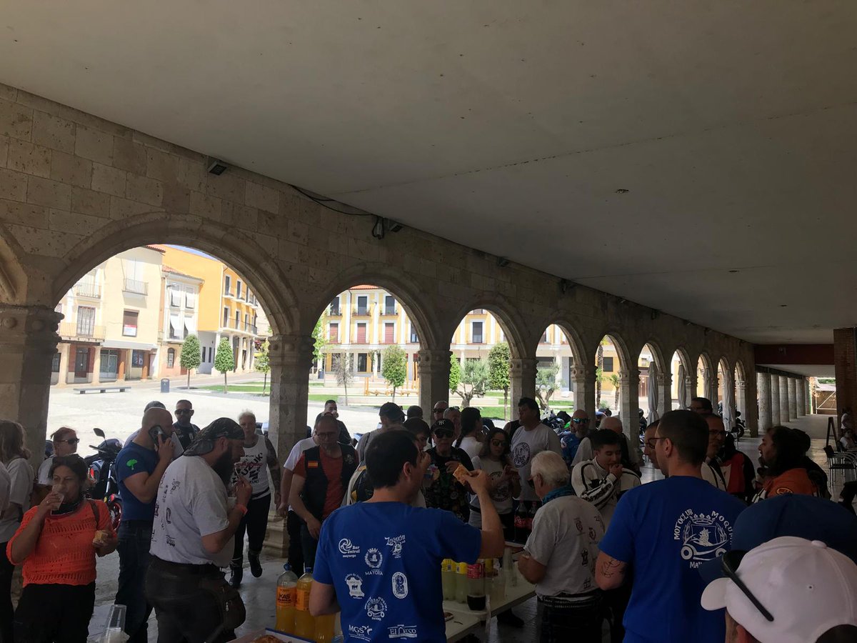 AytoRioseco's tweet photo. 🏍 Decenas de motos llegan hasta Rioseco como parte de la XII concentración motera Los Pellejos de Mayorga que organiza 
MotoClub MOQUMA. Centenares de personas de toda España disfrutan de una parada en la ruta por la comarca. El alcalde @DavidEsteban_R les da la bienvenida. https://t.co/J6IPdovNcb