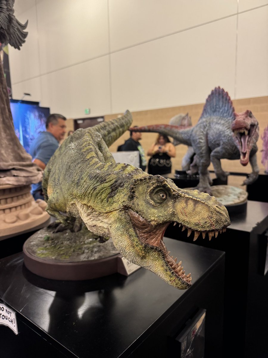 LionArts's tweet photo. Last night at @MONSTERPALOOZA1
#Monsterpalooza #JurassicPark #TheLostWorld #TRex #Dinosaur #EliteCreatureCollectibles #ECC #BiTan Crushing as usual! Suuper jealous, very impressed by the quality of the craftsmanship / attn to detail. 👏🏼👏🏼👏🏼 Bravo!!! https://t.co/H1Jvt8pddM