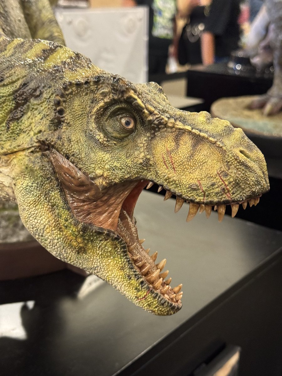 LionArts's tweet photo. Last night at @MONSTERPALOOZA1
#Monsterpalooza #JurassicPark #TheLostWorld #TRex #Dinosaur #EliteCreatureCollectibles #ECC #BiTan Crushing as usual! Suuper jealous, very impressed by the quality of the craftsmanship / attn to detail. 👏🏼👏🏼👏🏼 Bravo!!! https://t.co/H1Jvt8pddM
