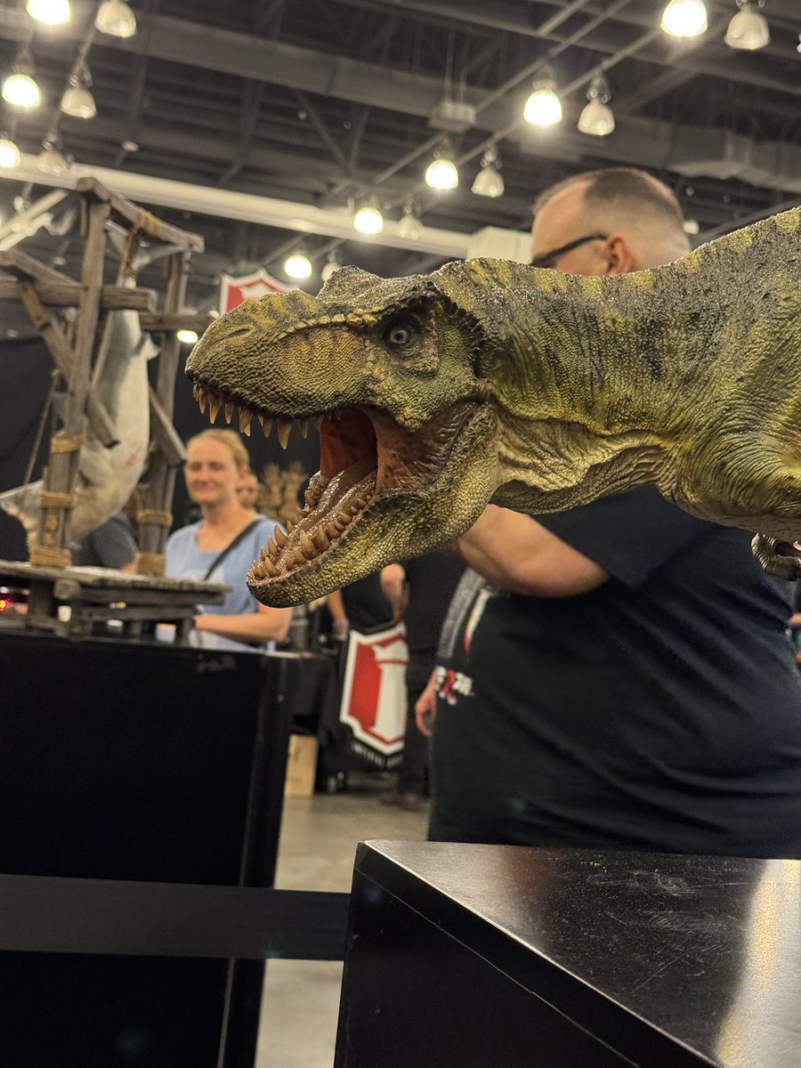 LionArts's tweet photo. Last night at @MONSTERPALOOZA1
#Monsterpalooza #JurassicPark #TheLostWorld #TRex #Dinosaur #EliteCreatureCollectibles #ECC #BiTan Crushing as usual! Suuper jealous, very impressed by the quality of the craftsmanship / attn to detail. 👏🏼👏🏼👏🏼 Bravo!!! https://t.co/H1Jvt8pddM