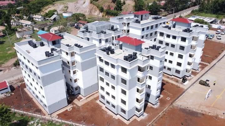 110 new homeowners received their keys from President William Ruto, marking the completion of Phase One of the Homa Bay Affordable Housing Project.
#BomaYanguHomaBay
#HousesYouCanOwn