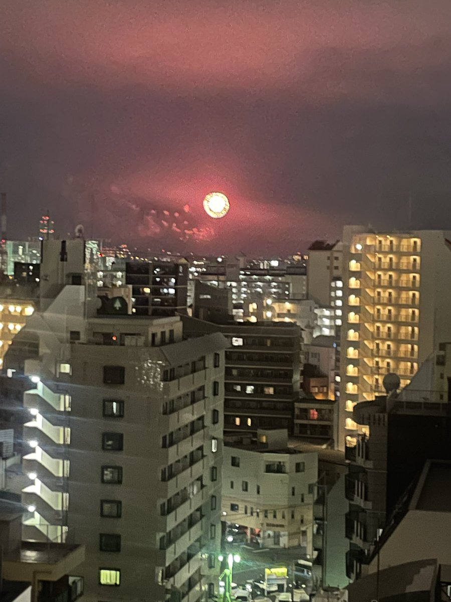 ppe0520's tweet photo. なんかボンボン聞こえるおもたら花火やってる😳 https://t.co/JxXGZ95luc