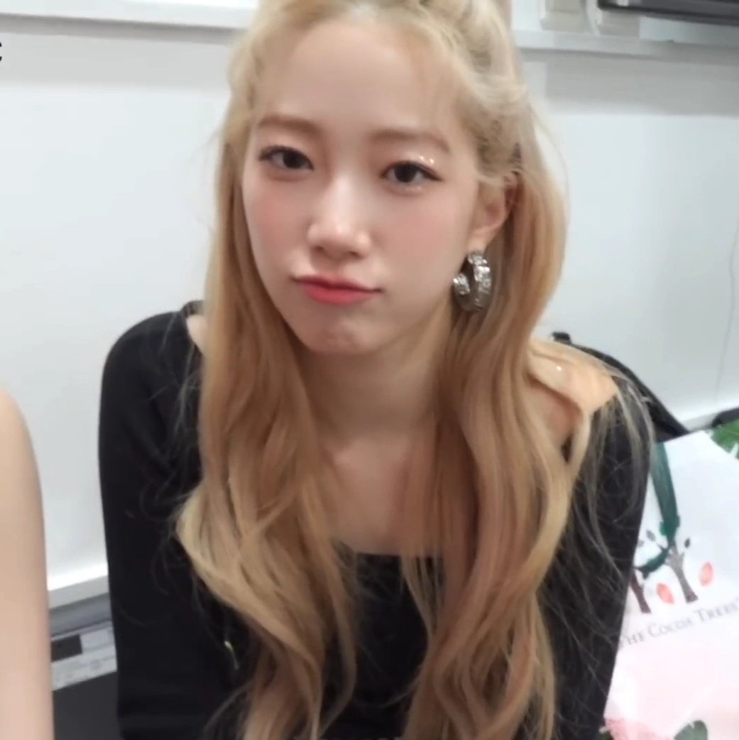 나지금놀다가뭐떴길래대충보기만하려했는데개커여운카즈하보고비명지르면서계속쳐다보기함