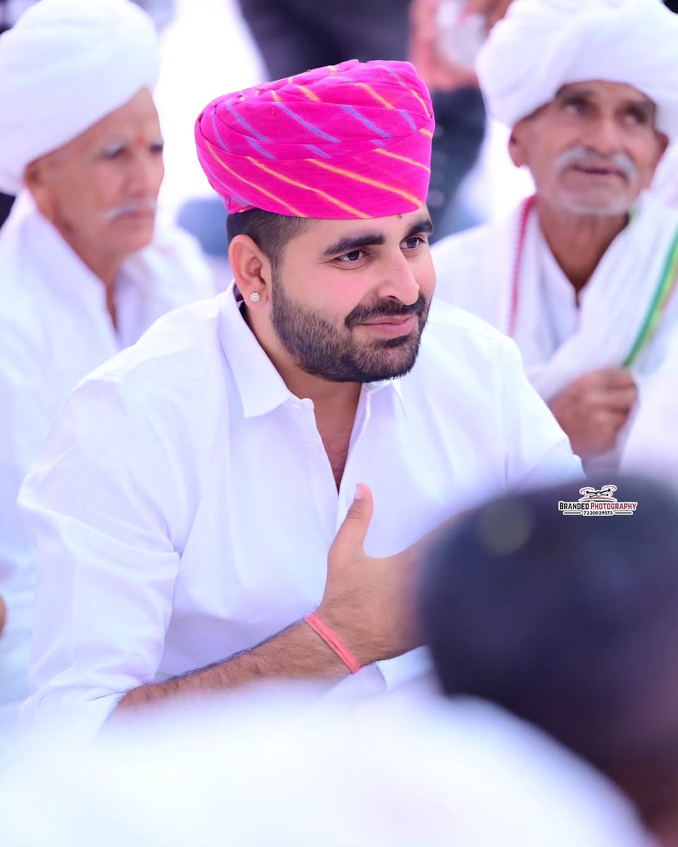 SSDARA29's tweet photo. रविन्द्र सिंह भाटी का कोई Official बयान जारी नहीं हुआ है...!

रही बात भाटी का महाराज उम्मेदसिंह के नाम सपोर्ट करना तो वो अपने समाज का सपोर्ट करेंगे !

समाज के स्पोर्ट की वजह से रविन्द्र सिंह भाटी इस पायदान पर है ..
भाटी तो अपनें पुर्वजों का नाम रखनें कों ही कहेंगे, अपनें समाज का राजनीतिक नेतृत्व मजबूत नहीं है..!

इसका दोष भाटी को देने के बजाय अपने नेताओं को दे जिनके मुंह में दही जमा हुआ है..!
जो समाज को सिर्फ और सिर्फ अपना वोट बैंक समझते है 
के के बिश्नोई जी बिश्नोईयो के वोट पर जीत सरकार में मंत्री है उन पर कोई दबाव नहीं 
निर्दलीय विधायक रविन्द्र सिंह भाटी पर दवाब की आप अपने समाज को छोड़ो और हमारा सपोर्ट करो 😃

रविन्द्र सिंह भाटी 36 कौम साथ लेके चलने वाले आदमी है 
उन्होंने पहले भी बिश्नोई समाज की मांगे सदन में उठाई है और आगे भी उठाएंगे !
#जोधपुर_एयरपोर्ट 
@RavindraBhati__
@kkvishnoibjp
@BishnoiPabbaram @AbhimanyuP00NIA 
@BishnoiYouth 
@DEEPSBISHNOI_ 
@ManzuDinesh 
@PRGBishnoi 
@SangitaBishnoi_