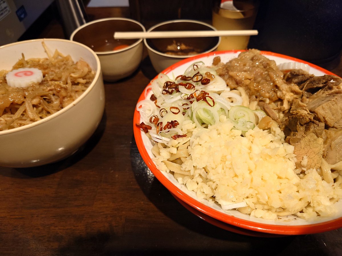 gassy_t's tweet photo. 自家製麺NO11ASAKUSAさんに行ってきました
本日限定のまぜそばブラックに生卵とアブラとヤサイをトッピングしてニンニク多めで頂きました
まぜそばを超えるジャンク感と濃厚さ
トッピングヤサイもモリモリで腹パンパンでした
大変美味しく頂きました
素敵な１杯ありがとうございました https://t.co/tqsmPqXlV1