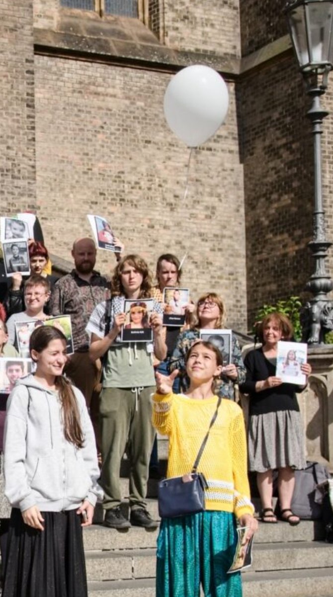IvetaPo's tweet photo. Uctili jsme památku zabitých dětí. Moc čecháčků tam nebylo, asi jeli radši na chatu. Slavit den dětí se svými buclatými přežranými andílky. https://t.co/qYKhdgCaoa