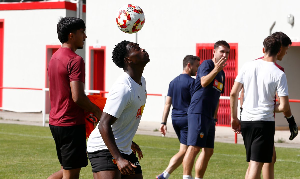 🏆🦇

Último entrenamiento antes de la gran final.

🟠 ¡La <a href="/Academia_VCF/">Academia VCF #ADNVCF 🦇</a> quiere la #CopaDeCampeones!