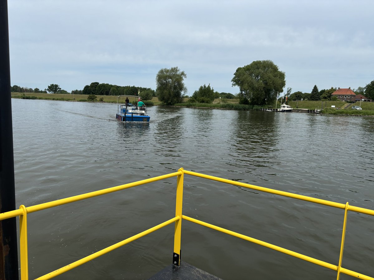 Mpvanderwal's tweet photo. Weer aan de goede kant van de IJssel, pontje bij Zalk gepakt
#Zwolle #Zalk #OnTheMove https://t.co/3jqWmFpWw0