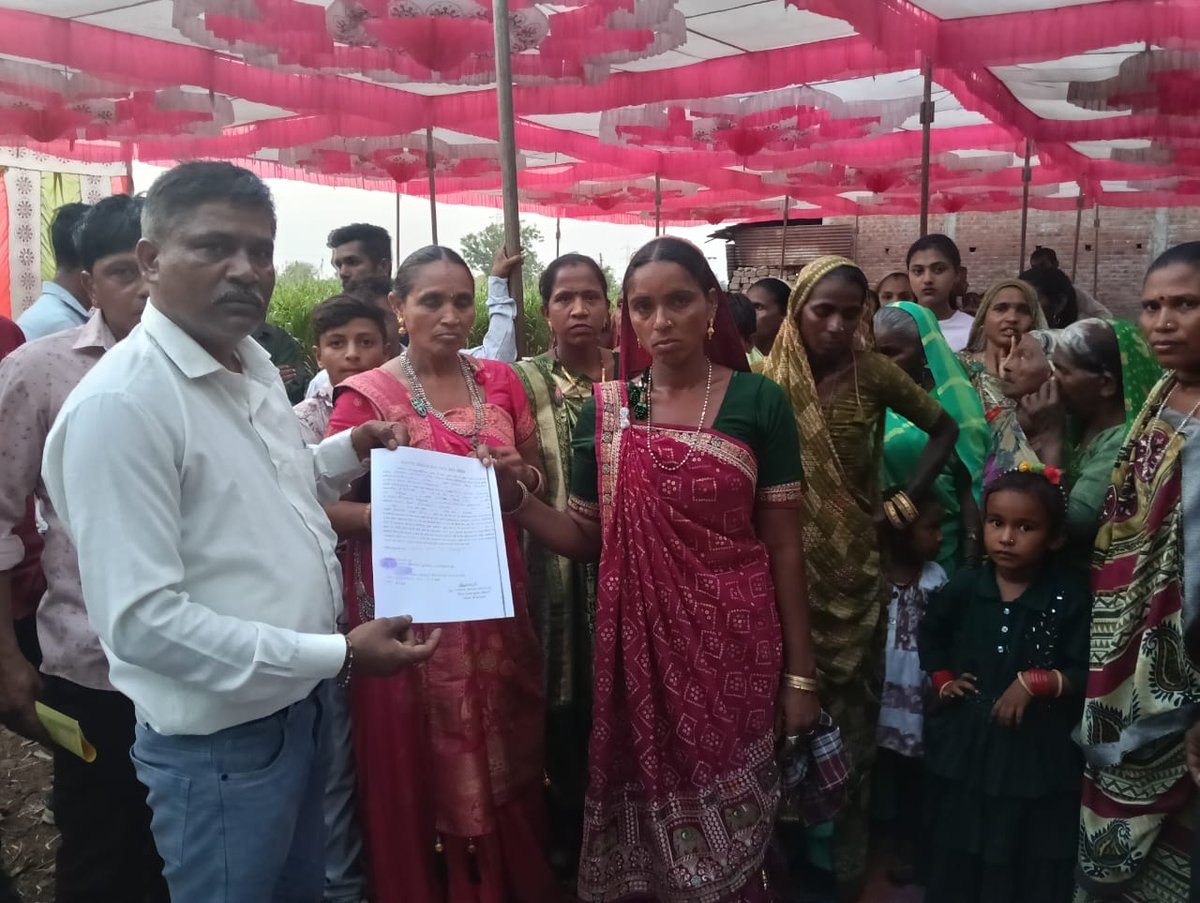 dcpuarvalli's tweet photo. માન.કલેક્ટર સાહેબશ્રીના માર્ગદર્શન હેઠળ ચાલુ વર્ષ ૨૦૨૫-૨૬માં મે-૨૦૨૫ અંતિત જિલ્લા બાળ સુરક્ષા એકમ દ્વારા પોલીસ વિભાગ સાથે સંકલન કરી તથા બાળલગ્ન પ્રતિબંધક અધિનિયમ-૨૦૦૬ વિશે સમજણ આપી બાયડ તાલુકામાં ૦૨ અને મેઘરજ તાલુકામાં ૦૫ એમ કુલ ૦૭ બાળલગ્ન અટકાવેલ છે.@CollectorArv, @Gujaratscps https://t.co/BDLXCTJAsP