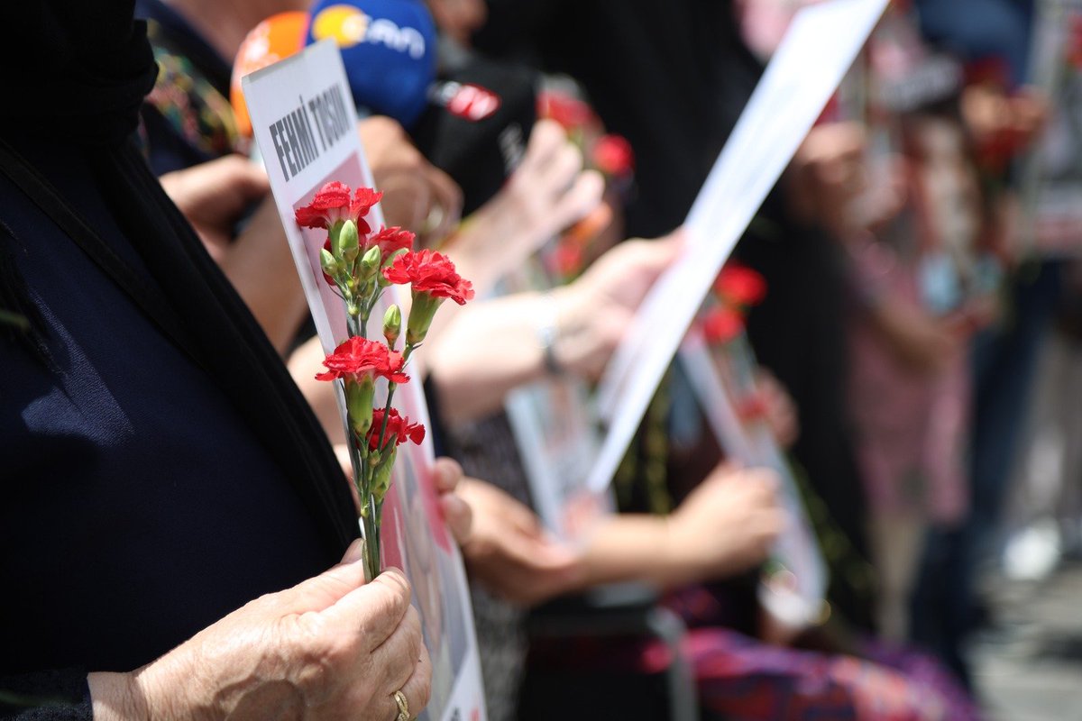 Barış; sadece silahların susması değil, aynı zamanda kalplerin huzura ermesidir. Hakikatin ve adaletin eksik olduğu bir düzen, barışı yalnızca bir illüzyon haline getirir. Barış, ancak herkesin sesi duyulduğunda ve herkesin hakkı teslim edildiğinde mümkün olabilir.