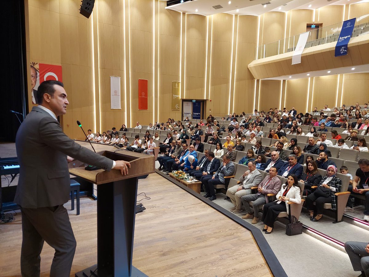 TayfunOzyolcu's tweet photo. İl Milli Eğitim Müdürümüz Doç. Dr. Murat Mücahit YENTÜR’ün teşrifleri ile;
İstanbul’umuzun 39 ilçesinden özel yetenekli öğrencilerimizi Esenyurt’umuzda ağırlamaktan, 
Millî Eğitim Müdürlüğümüzün bu yıl ikincisini düzenlediği 'Bilim ve Sanat Merkezleri Çocuk Kongresi'ne ev sahipliği yapmaktan büyük onur ve mutluluk duyduk. 

@gul_davut @MucahitYentur @CobanogluF @Yusuf__Tekin