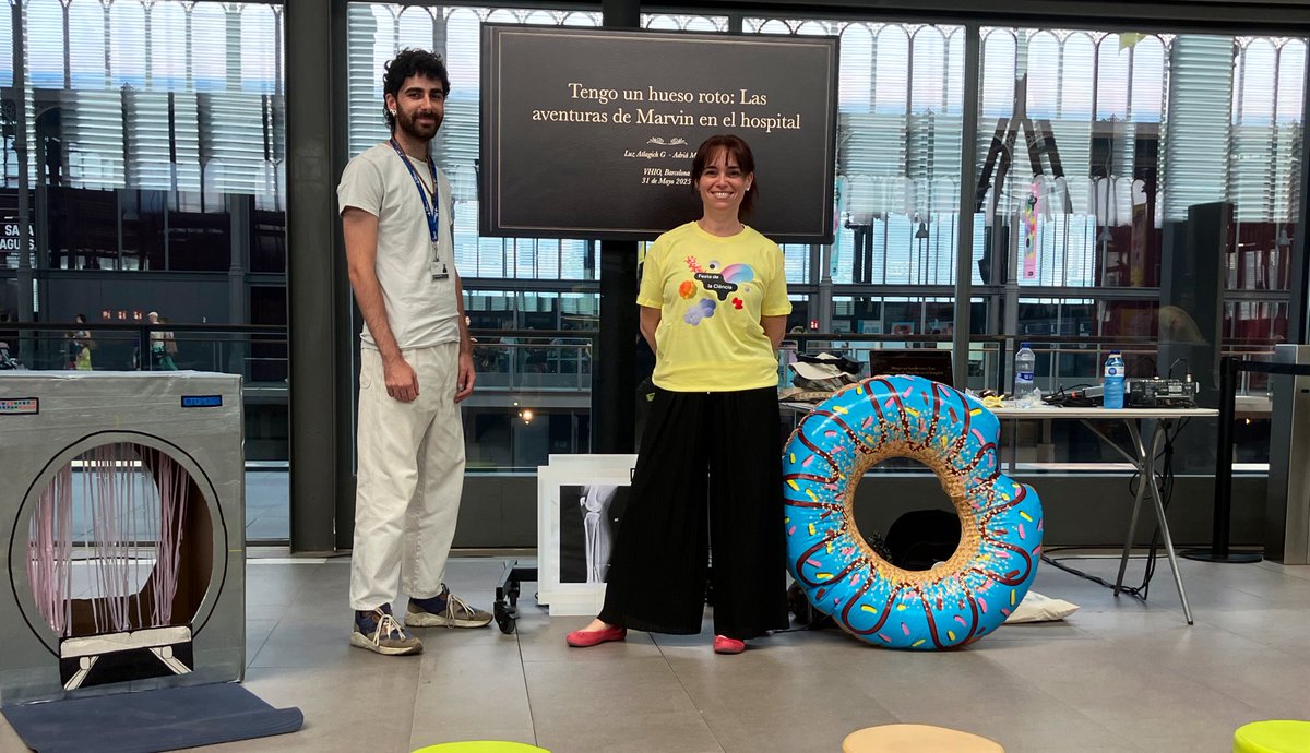 Vall d’Hebron Institute of Oncology (VHIO) (@vhio) on Twitter photo 🦴 Avui a la #FestadelaCiència, en Marvin ens ha ajudat a descobrir com funciona la imatge mèdica quan et trenques un os!
🩻 Amb la Luz i l’Adrià, científics de @RadiomicsVHIO, els més petits han après ciència tot vivint una aventura!
<a href="/BCNCiencia/">BCNCiència</a> 🦴 Avui a la #FestadelaCiència, en Marvin ens ha ajudat a descobrir com funciona la imatge mèdica quan et trenques un os!
🩻 Amb la Luz i l’Adrià, científics de @RadiomicsVHIO, els més petits han après ciència tot vivint una aventura!
<a href="/BCNCiencia/">BCNCiència</a>