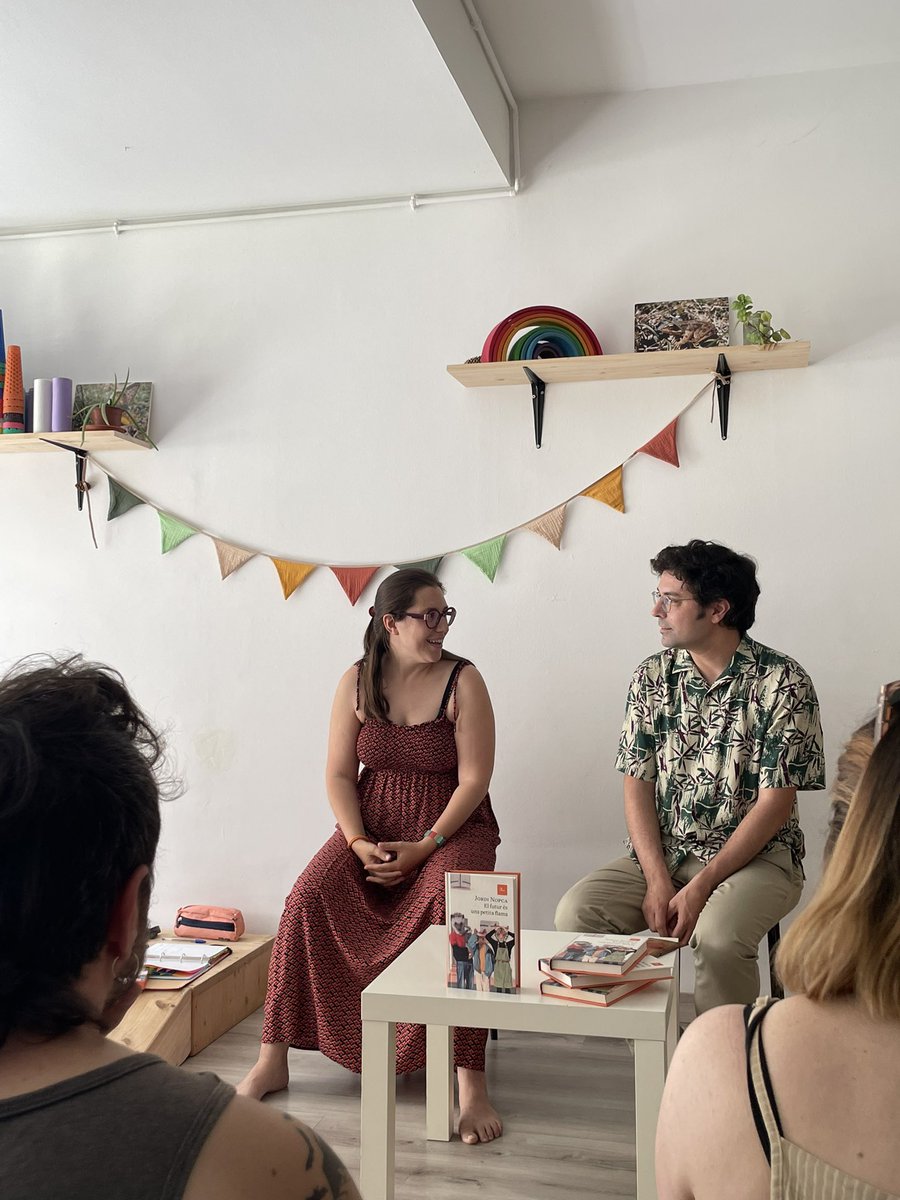 MontseAyats's tweet photo. Molt a favor de l’activitat llibretera de la Meri d #VukLlibres #Torelló. Avui dins el projecte #EnRuta la #LaiaSala i en @jordinopca han parlat de #ElFuturÉsUnaPetitaFlama @Ed_proa entre nadons, pares (homes)… https://t.co/ej9t9b3tmx