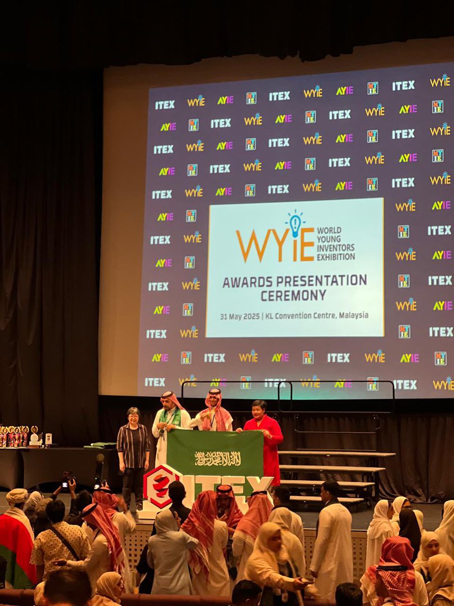 1obaidmubark's tweet image. تُوّجت اليوم بالميدالية الذهبية في معرض #ITEX 2025من بين أكثرامن 900 مخترع والإنجاز هذا أقدمه لكل من آمن فيني ووقف معي... لوطني وأحبابي، هذا منكم ولكم🙏🇸🇦
#ايتكس 
#ITEX25
#ITEX2025
#السعودية