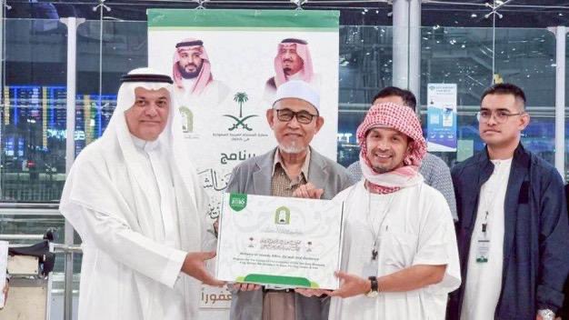 أقامت #وزارة_الشؤون_الإسلامية والدعوة والإرشاد ممثلة بمكتب المستشار الإسلامي بسفارة خادم الحرمين الشريفين في #مملكة_تايلاند، حفل توديع لضيوف #برنامج_خادم_الحرمين_الشريفين للحج والعمرة والزيارة، الذين اُخْتِيرُوا هذا العام من الشخصيات الإسلامية البارزة. 

 وجرى حفل التوديع في مطار