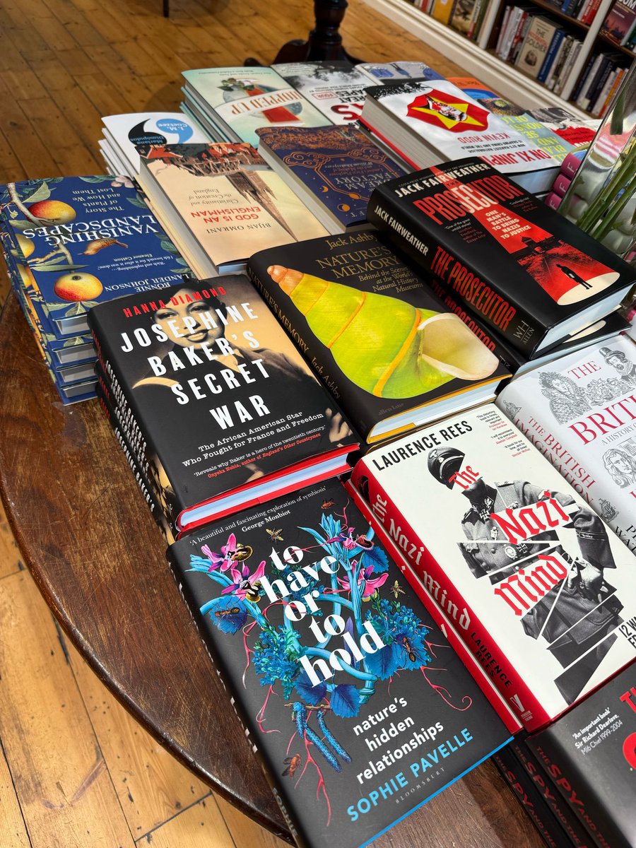 Thanks to <a href="/pikerobert/">Robert Pike</a> for this pic of my book on display  <a href="/HatchardsChelt/">Hatchards Cheltenham</a>  and in such auspicious company! Lovely to see! <a href="/YaleBooks/">Yale University Press London 📖</a>