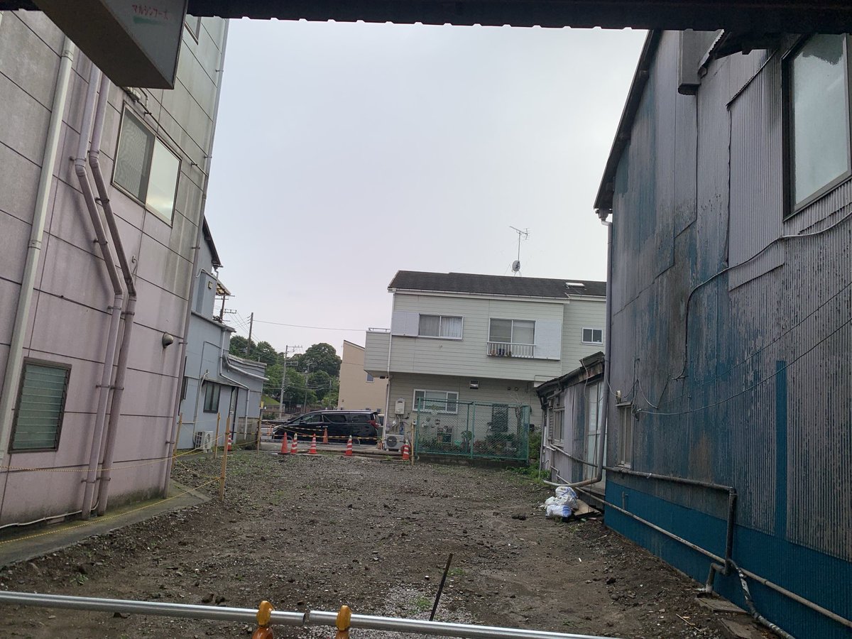 chikasun4's tweet photo. 今日、散歩で見つけた出来事。

未だ新しそうなスニーカーと、
更地になってしまった横須賀コロッケ店舗の向こうに、うわまち病院の入り口が見えた…。

#横須賀　#空き地　#落とし物？ https://t.co/nnK2re1bVs