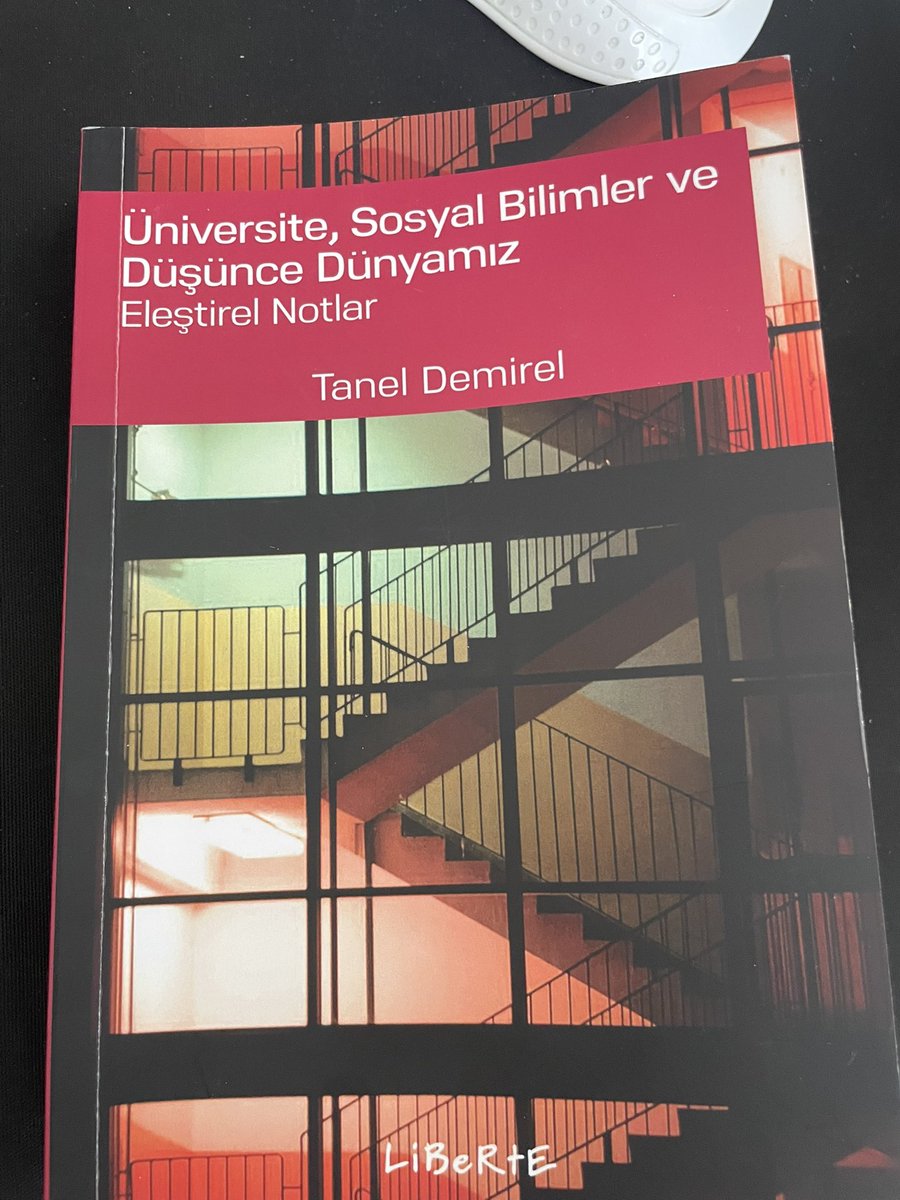 Son yıllarda en severek okuduğum kitap bu oldu. Hocanın Türk akademisindeki düşünce dünyamız üzerine yorumları  beni çok düşündürdü.