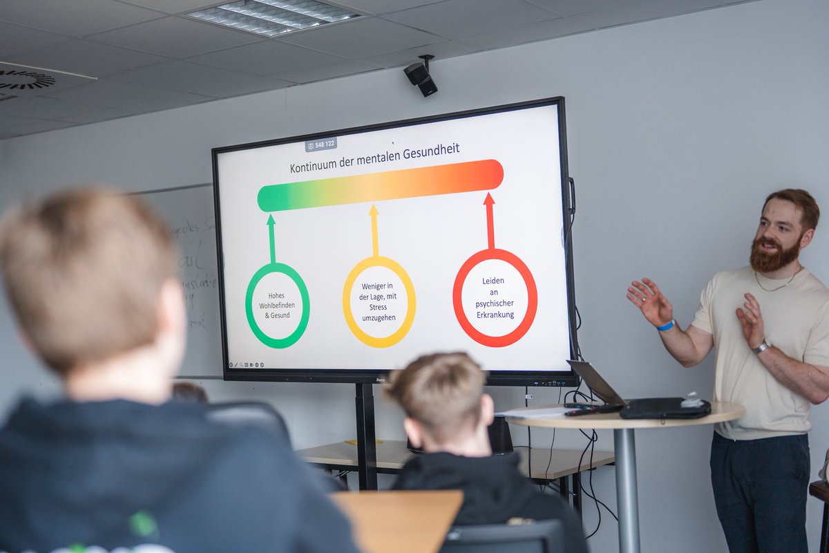 EsportsPlayerF1's tweet photo. Beim Auswahlcamp des #TeamBerlin sensibilisieren wir alle Talente für ihre mentale Gesundheit 🧠
Für uns ist klar: wer sich gut fühlt und auf seine Gesundheit achtet, kann in allen Bereichen besser performen😼
#TKMentalHealth https://t.co/oM8kQ5xXlu