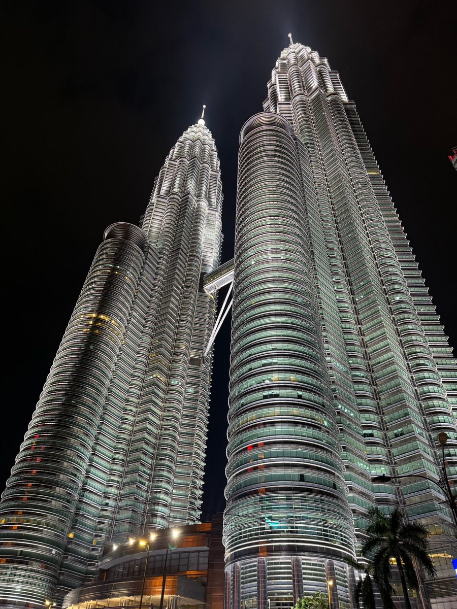 naanikrissh's tweet photo. 🌆✨ Sky isn’t the limit here… it’s just the view.
#KLTower to #TwinTowers — where dreams touch the skyline.
#malaysia #naanikrissh #world https://t.co/QWLVXHhx0b