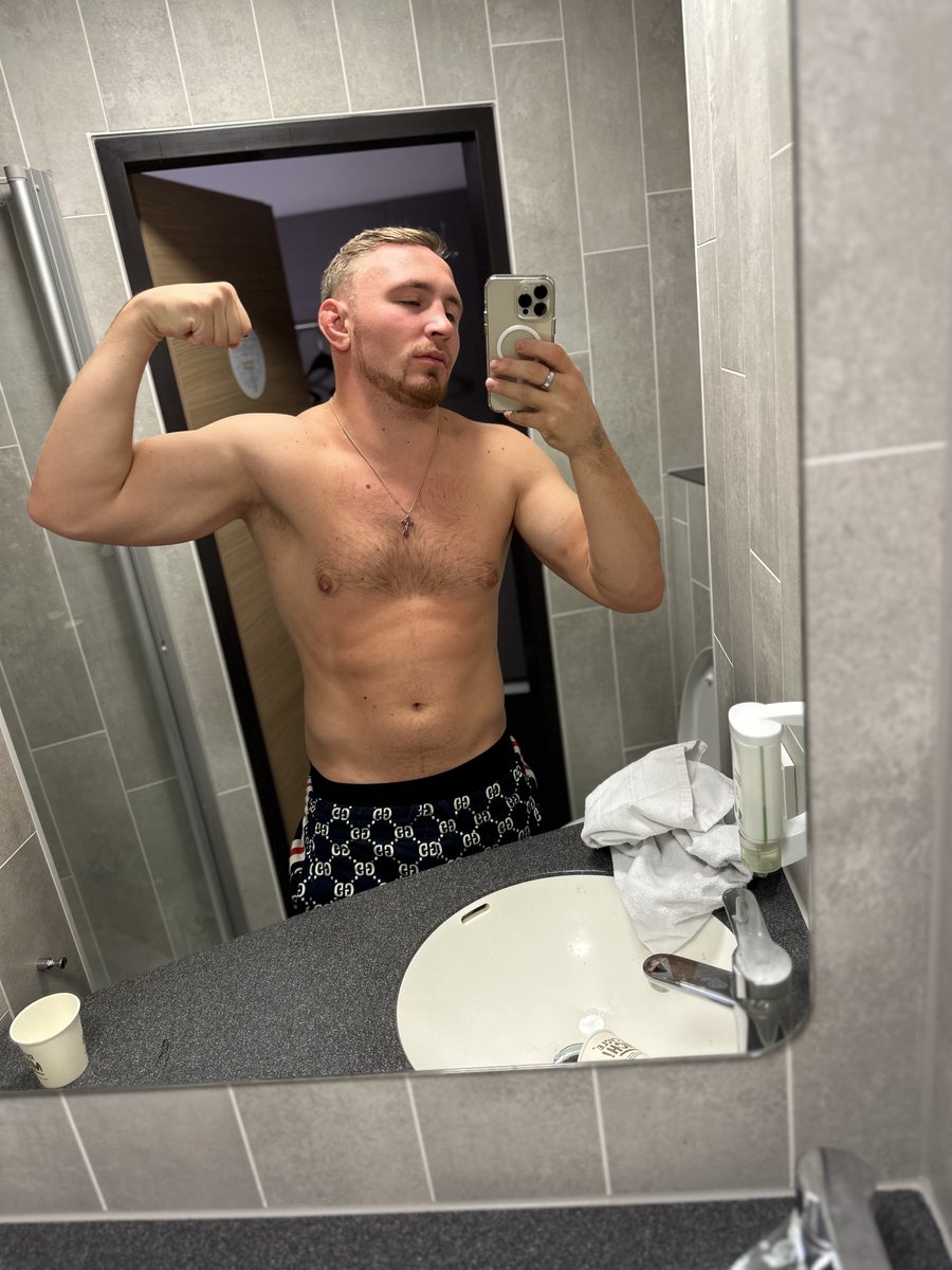 यह याद दिलाने के लिए है कि मैं राजा हूँ और तुम सेवक हो।
तुम्हें पूरा वीकेंड मेरी सेवा करनी चाहिए और मेरे अलावा कुछ और नहीं सोचना चाहिए।
मैं परफेक्ट हूँ, मुझे सब कुछ चाहिए।
मैं एक सच्चा स्ट्रेट कैशमास्टर हूँ।
अगर तुम भी ऐसा सोचते हो तो इस पोस्ट को रीट्वीट करो! #indiafindom