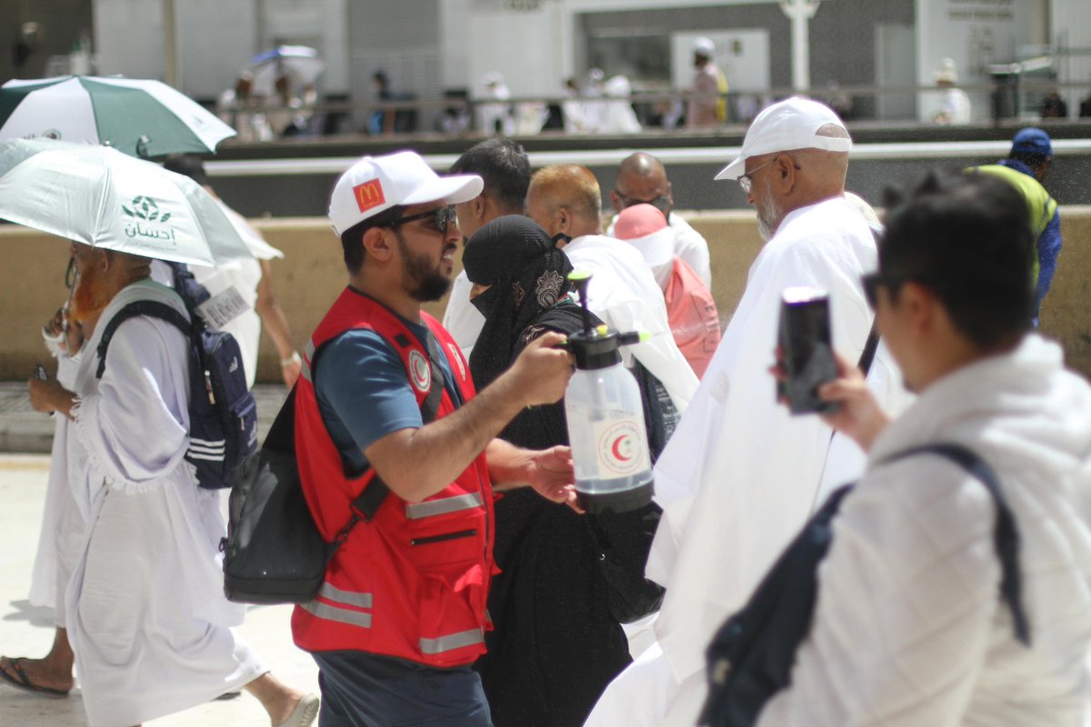 buthaina997's tweet image. من #المنطقة_الشرقية ومن كل مناطق هذا الوطن، جاؤوا المتطوعون بشغف ومحبة لخدمة ضيوف الرحمن.

فخرنا بكم لا يُوصف، بتفانيكم، وابتسامتكم، وقلوبكم التي تنبض بالعطاء.
أنتم الصورة الأجمل لهذا الوطن. 🇸🇦

أسأل الله أن يبارك جهودكم، ويجزيكم خير الجزاء على   ما تقدمونه 
ويوفقكم بهذا  الموسم…