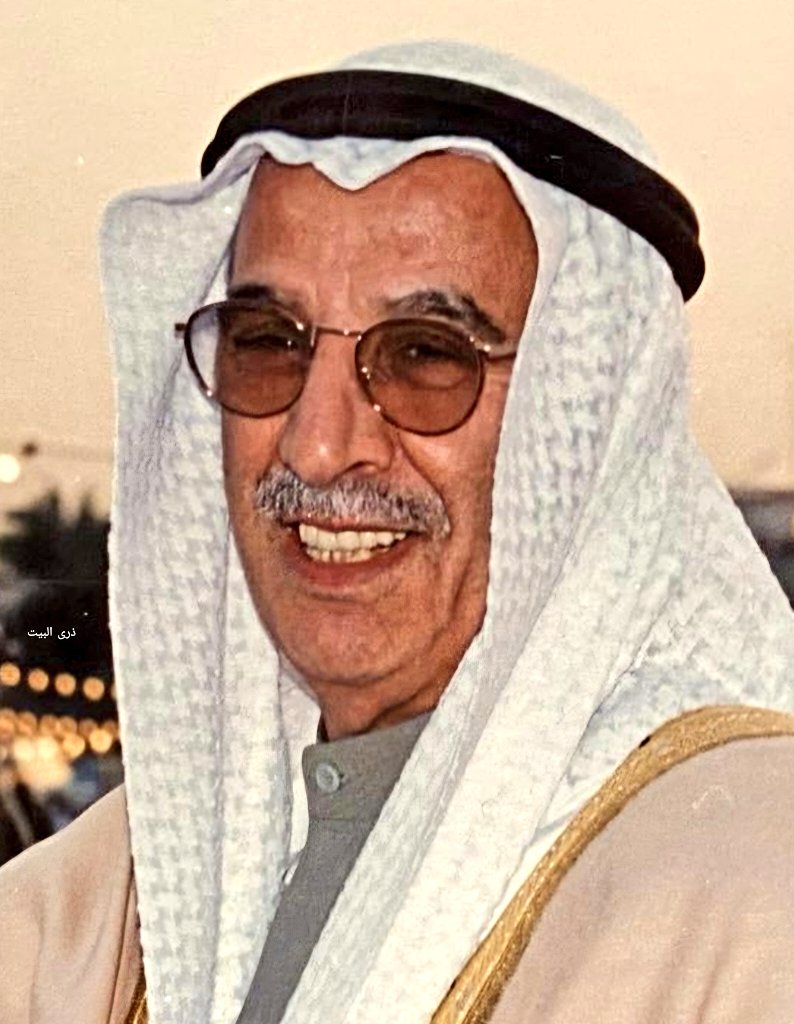 ونحن فى غفلة حتى توقظنا الذكريات الجميلة ، ومنذ ان غادر دار الفناء الى دار البقاء  لازال اثره الطيب فى القلب والوجدان ، الرجل الفاضل الذي نستلهم منه معاني الوفاء والاخلاص وحب الوطن  .. بو زاهر داود مساعد الصالح رحمه الله واجزله المثوبة والرضوان .