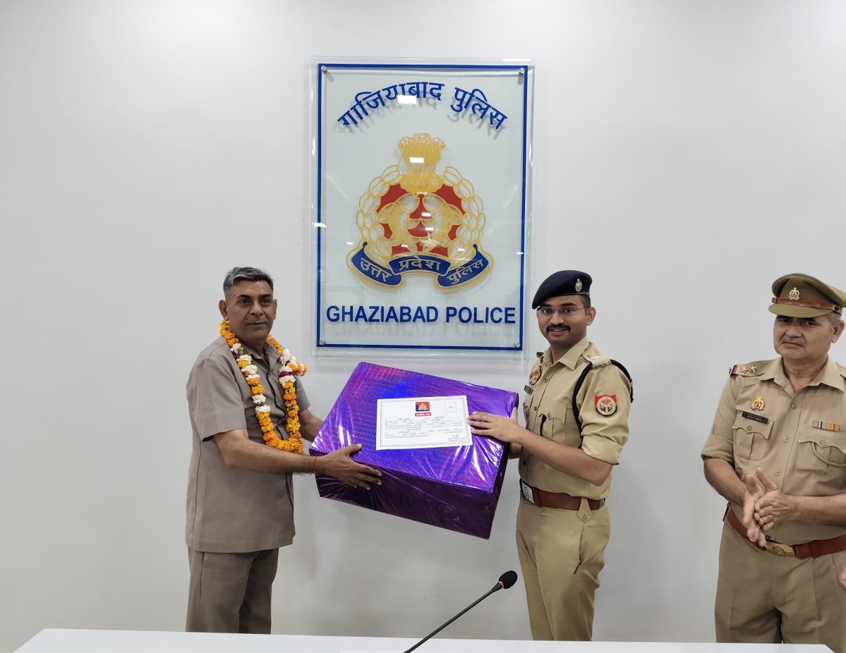 DCP TRANS HINDON COMMISSIONERATE GHAZIABAD (@dcpthindongzb) on Twitter photo рдХрдорд┐рд╢реНрдирд░реЗрдЯ рдЧрд╛рдЬрд┐рдпрд╛рдмрд╛рдж рд╕реЗ рдкреБрд▓рд┐рд╕ рдХрд░реНрдорд┐рдХреЛрдВ рдХреА рд╕реЗрд╡рд╛рдирд┐рд╡реГрддрд┐ рдХреЗ рдЕрд╡рд╕рд░ рдкрд░ рдкреБрд▓рд┐рд╕ рд▓рд╛рдЗрдиреНрд╕ рдореЗрдВ рд╕реНрдерд┐рдд рдкрд░рдордЬреАрдд рд╣реЙрд▓ рдореЗрдВ рдЖрдпреЛрдЬрд┐рдд рд╡рд┐рджрд╛рдИ рд╕рдорд╛рд░реЛрд╣ рдХреЗ рджреМрд░рд╛рди рдкреБрд▓рд┐рд╕ рдЙрдкрд╛рдпреБрдХреНрдд рдЯреНрд░рд╛рдВрд╕ рд╣рд┐рдВрдбрди/рд▓рд╛рдЗрдиреНрд╕ рджреНрд╡рд╛рд░рд╛ рд╕реЗрд╡рд╛рдирд┐рд╡реГрдд рд╣реБрдП рдХрд╛рд░реНрдорд┐рдХреЛрдВ рдХреЛ рд╕реНрдореГрддрд┐рдЪрд┐рдиреНрд╣ рджреЗрдХрд░ рд╕рдореНрдорд╛рдирд┐рдд рдХрд┐рдпрд╛ рдЧрдпрд╛ ред
<a href="/Uppolice/">UP POLICE</a>
<a href="/ghaziabadpolice/">POLICE COMMISSIONERATE GHAZIABAD</a> рдХрдорд┐рд╢реНрдирд░реЗрдЯ рдЧрд╛рдЬрд┐рдпрд╛рдмрд╛рдж рд╕реЗ рдкреБрд▓рд┐рд╕ рдХрд░реНрдорд┐рдХреЛрдВ рдХреА рд╕реЗрд╡рд╛рдирд┐рд╡реГрддрд┐ рдХреЗ рдЕрд╡рд╕рд░ рдкрд░ рдкреБрд▓рд┐рд╕ рд▓рд╛рдЗрдиреНрд╕ рдореЗрдВ рд╕реНрдерд┐рдд рдкрд░рдордЬреАрдд рд╣реЙрд▓ рдореЗрдВ рдЖрдпреЛрдЬрд┐рдд рд╡рд┐рджрд╛рдИ рд╕рдорд╛рд░реЛрд╣ рдХреЗ рджреМрд░рд╛рди рдкреБрд▓рд┐рд╕ рдЙрдкрд╛рдпреБрдХреНрдд рдЯреНрд░рд╛рдВрд╕ рд╣рд┐рдВрдбрди/рд▓рд╛рдЗрдиреНрд╕ рджреНрд╡рд╛рд░рд╛ рд╕реЗрд╡рд╛рдирд┐рд╡реГрдд рд╣реБрдП рдХрд╛рд░реНрдорд┐рдХреЛрдВ рдХреЛ рд╕реНрдореГрддрд┐рдЪрд┐рдиреНрд╣ рджреЗрдХрд░ рд╕рдореНрдорд╛рдирд┐рдд рдХрд┐рдпрд╛ рдЧрдпрд╛ ред
<a href="/Uppolice/">UP POLICE</a>
<a href="/ghaziabadpolice/">POLICE COMMISSIONERATE GHAZIABAD</a>