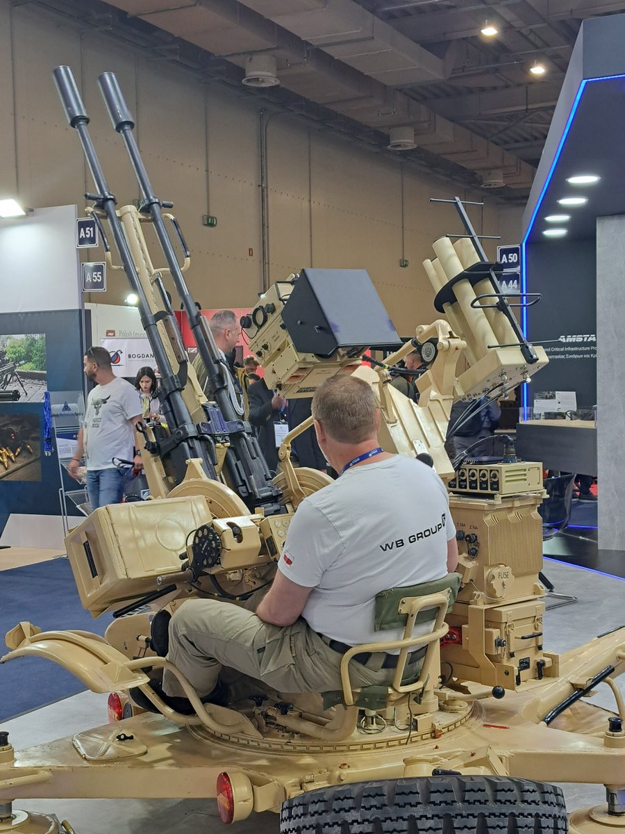 WBGroup_PL's tweet photo. Wywiad z przedstawicielem spółki #AREX (wchodzącej w skład @WBGroup_PL) podczas greckich targów #DEFEA. @DBDCLTD pytał o prezentowany w Atenach system antydronowy #ARM28-DJ-25. To konstrukcja sprawdzona, wprowadzona już do wyposażenia jednego z państw NATO. ARM-28 to zaawansowana modernizacja zestawu przeciwlotniczego ZU-23-2. 

https://t.co/fN1QZcrfig