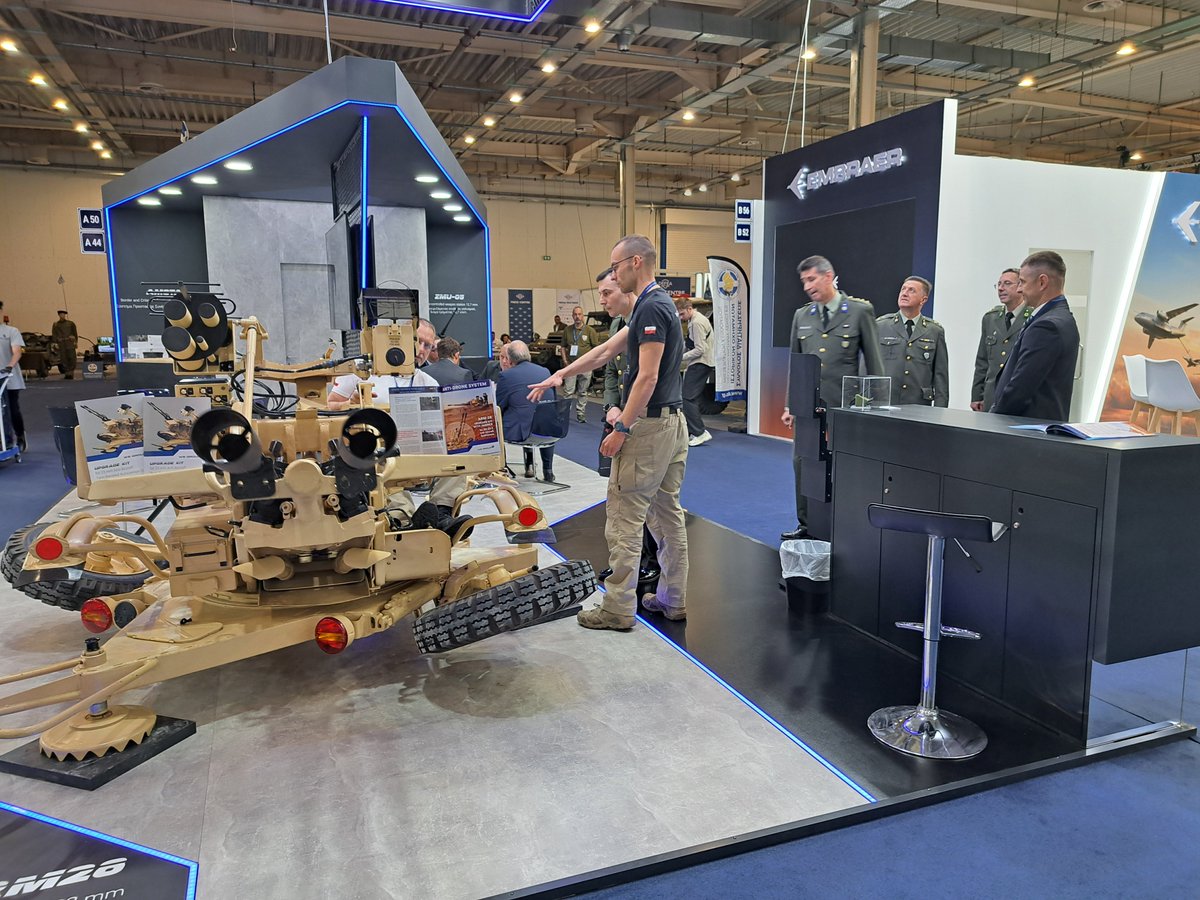 WBGroup_PL's tweet photo. Wywiad z przedstawicielem spółki #AREX (wchodzącej w skład @WBGroup_PL) podczas greckich targów #DEFEA. @DBDCLTD pytał o prezentowany w Atenach system antydronowy #ARM28-DJ-25. To konstrukcja sprawdzona, wprowadzona już do wyposażenia jednego z państw NATO. ARM-28 to zaawansowana modernizacja zestawu przeciwlotniczego ZU-23-2. 

https://t.co/fN1QZcrfig