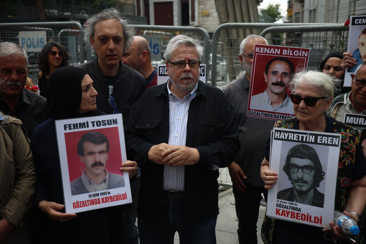 İHD İstanbul Şubesi (@ihdistanbul) on Twitter photo Avrupa Parlamentosu Türkiye Raportörü Nacho Sánchez Amor (<a href="/NachoSAmor/">Nacho Sánchez Amor</a>) İnsan Hakları Derneği İstanbul Şubesinde, Gözaltında Kaybetmelere Karşı Komisyonun üyeleri, kayıp yakınları (<a href="/CmrtesiAnneleri/">Cumartesi Anneleri</a>) ve yönetim kurulu üyeleriyle bir araya geldi.
Kayıp yakınlarının 30 yıldır Avrupa Parlamentosu Türkiye Raportörü Nacho Sánchez Amor (<a href="/NachoSAmor/">Nacho Sánchez Amor</a>) İnsan Hakları Derneği İstanbul Şubesinde, Gözaltında Kaybetmelere Karşı Komisyonun üyeleri, kayıp yakınları (<a href="/CmrtesiAnneleri/">Cumartesi Anneleri</a>) ve yönetim kurulu üyeleriyle bir araya geldi.
Kayıp yakınlarının 30 yıldır