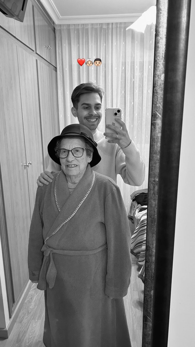 Ayer estuve con mi abuela tras una operación, y hablando con ella, le contaba todo lo que tenía pensado para el año que viene cuando acabe otra etapa.
Cuando acabamos me dijo:  
'Que orgullosa estoy de lo que estás haciendo y sobretodo, hazlo para no depender de nadie' 
T.A.A🌷❤️