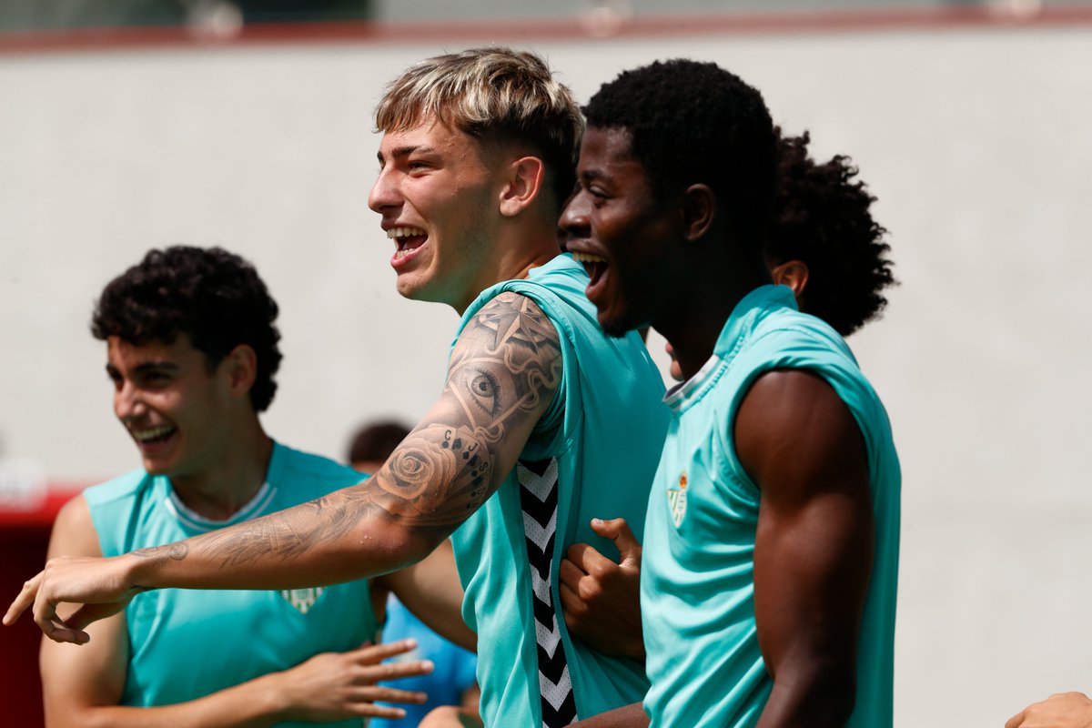 🏆🌴

Detalles pulidos en la previa.

🟢 ¡El <a href="/RBetisCantera/">Real Betis Cantera</a> está listo para la #CopaDeCampeones!