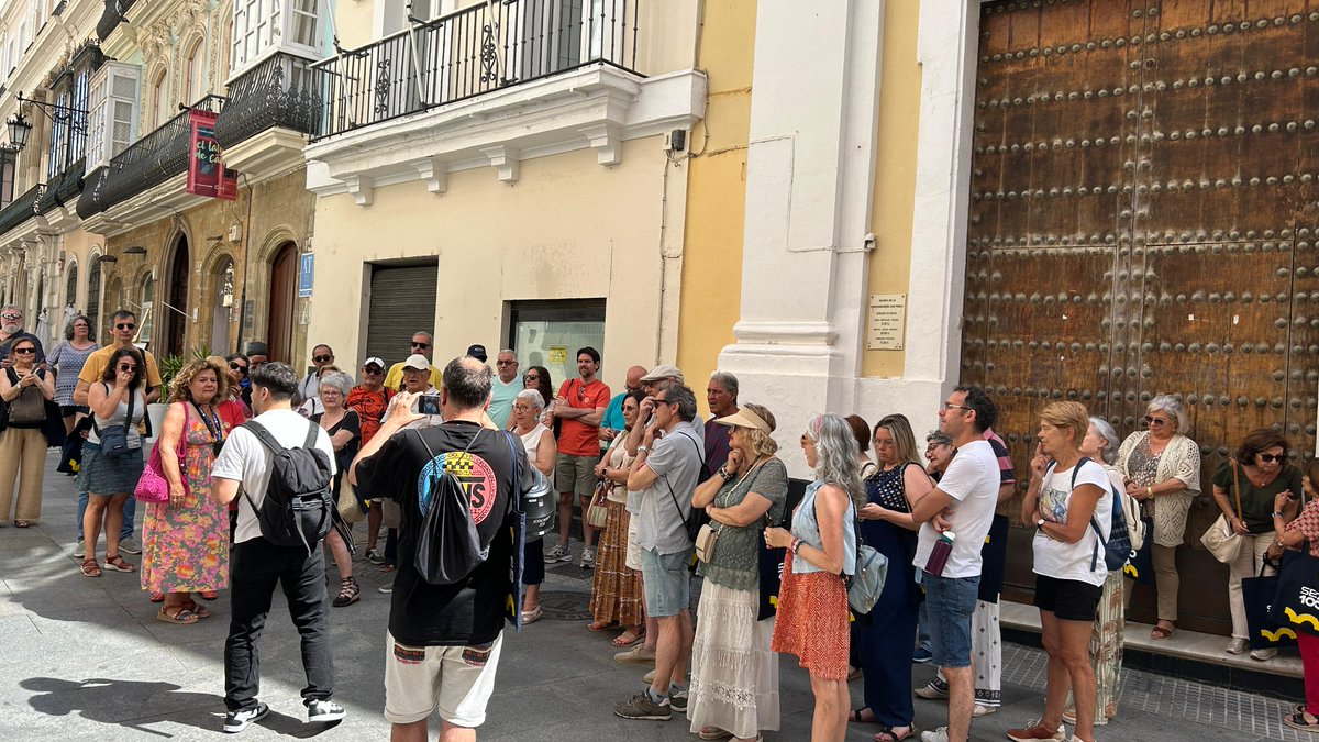 😃 Hoy sábado, 'Ruta de la Prensa' para conocer la historia del periodismo y su relación con #Cádiz, dentro del #MesdeLaLibertaddePrensa organizado por Colegio de <a href="/PeriodistasAND/">CPPA</a>

Una ruta que ha contado con la colaboración de la delegación municipal de #Turismo del Ayuntamiento