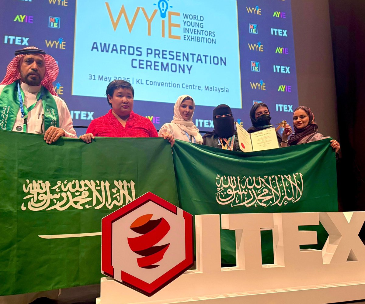 IMSIU_edu_sa's tweet image. #جامعة_الإمام تحصل على الميدالية الذهبية في المعرض الدولي للاختراعات والابتكار والتكنولوجيا #ITEX في كوالالمبور، عن مشروع "الباركود الحساس متعدد الألوان" من تقديم فريق طالبات كلية الطب: فرح العنزي، ديما الجربوع، يارا السرحان، وجوري القرني، إشراف د. يوسف العماري من @med_imsiu