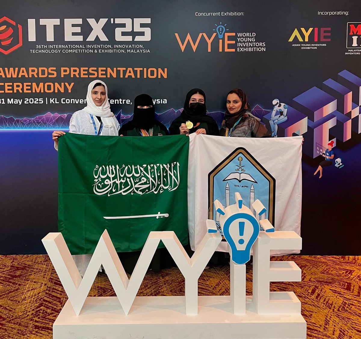 IMSIU_edu_sa's tweet image. #جامعة_الإمام تحصل على الميدالية الذهبية في المعرض الدولي للاختراعات والابتكار والتكنولوجيا #ITEX في كوالالمبور، عن مشروع "الباركود الحساس متعدد الألوان" من تقديم فريق طالبات كلية الطب: فرح العنزي، ديما الجربوع، يارا السرحان، وجوري القرني، إشراف د. يوسف العماري من @med_imsiu