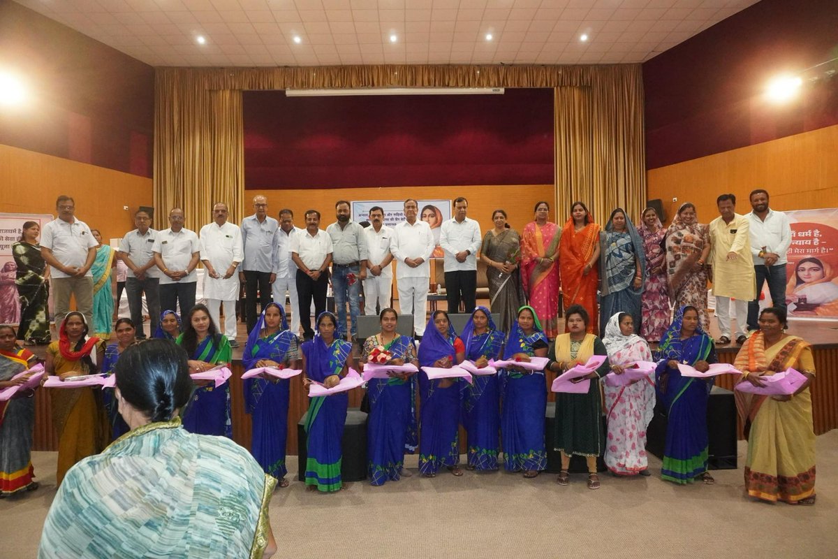 आज पुण्यश्लोक देवी अहिल्याबाई होलकर जी की 300 वीं जन्म जयंती के अवसर पर नगर पालिका परिषद बलौदाबाजार, ऑडिटोरियम में कार्यक्रम का आयोजन किया गया।

इस अवसर पर भाजपा प्रदेश उपाध्यक्ष श्री <a href="/SHIVRATAN__BJP/">Shivratan Sharma</a> जी, श्रीमती <a href="/laxmivermabjp/">Laxmi Verma</a> जी, वरिष्ठ भाजपा नेता श्री <a href="/GaurishankarA19/">Gaurishankar Agrawal</a> जी, पूर्व