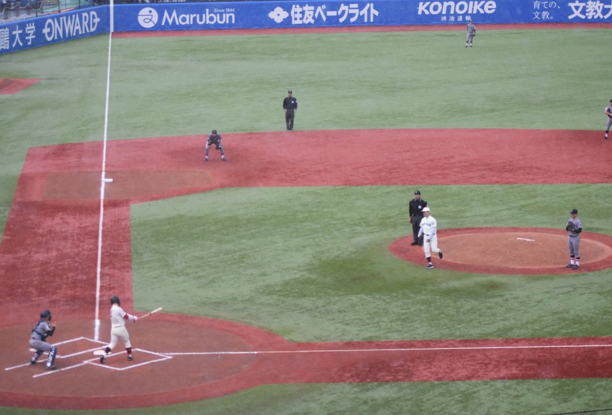 早慶１回戦は１時間遅れで決行！　
しかしレジェンド始球式、これから、というタイミングで激しい雨。和田毅さんも「笑うしかない」という感じでした。
大学時代と全く変わらないお姿に感激！

#東京六大学野球