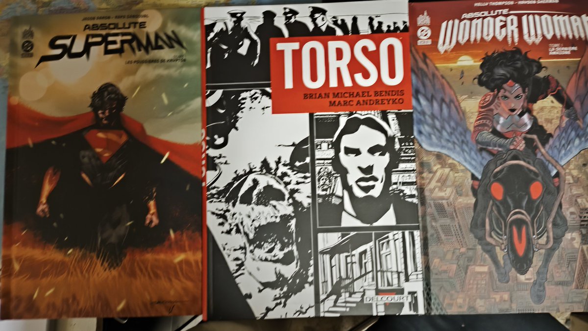 Les absolute sont arrivés 😎
Oui, il en manque un, l'édition Pulp est dans la boîte aux lettres.

Et un petit Torso qui donne bien envie en bonus.

#comics #Superman
