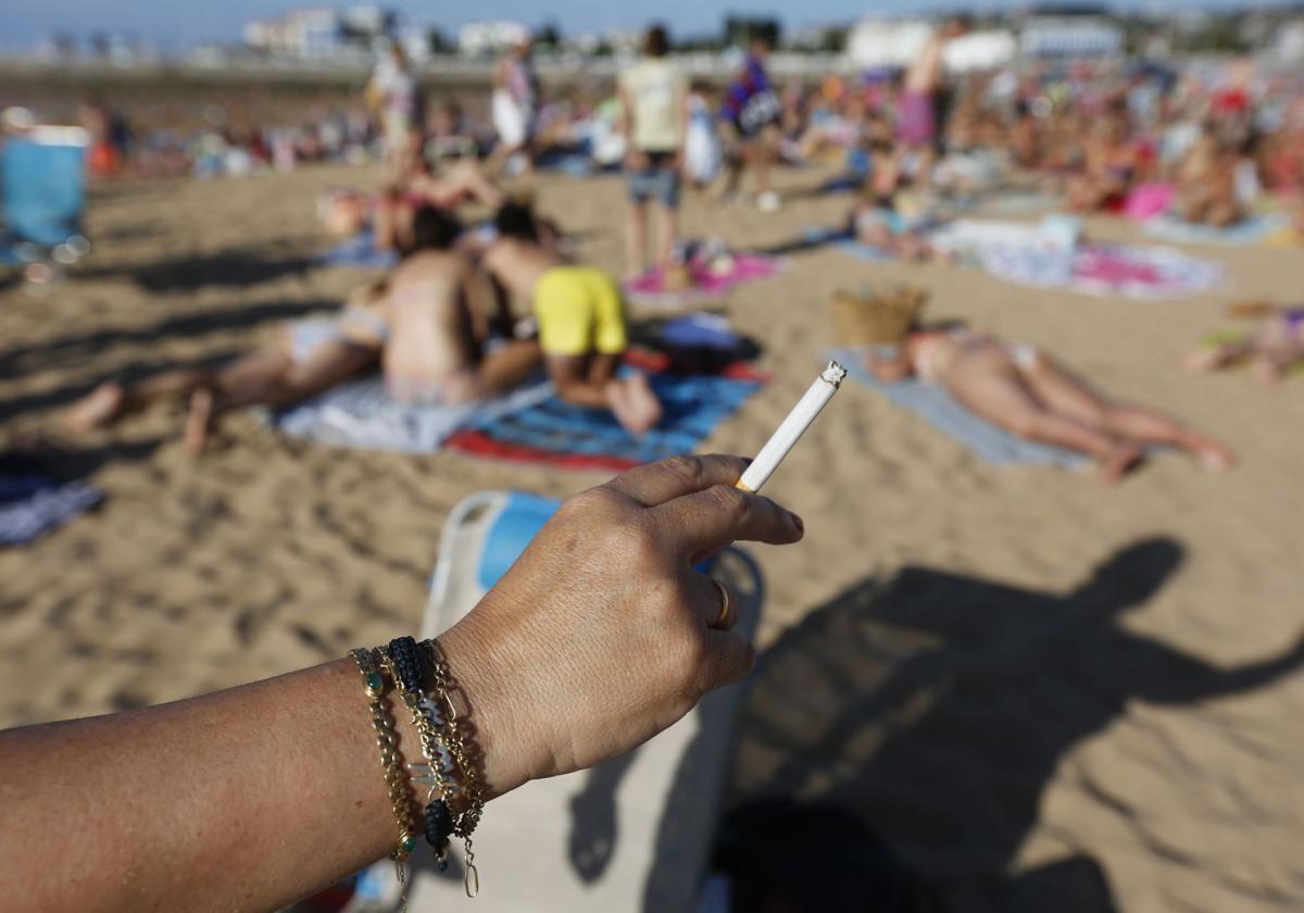 🔶 SUR+ ⚕️ Francia prohíbe fumar en las playas, parques y cerca de las escuelas. ✍ Enric Bonet 📷 El Correo ➡️ diariosur.es/sociedad/salud…