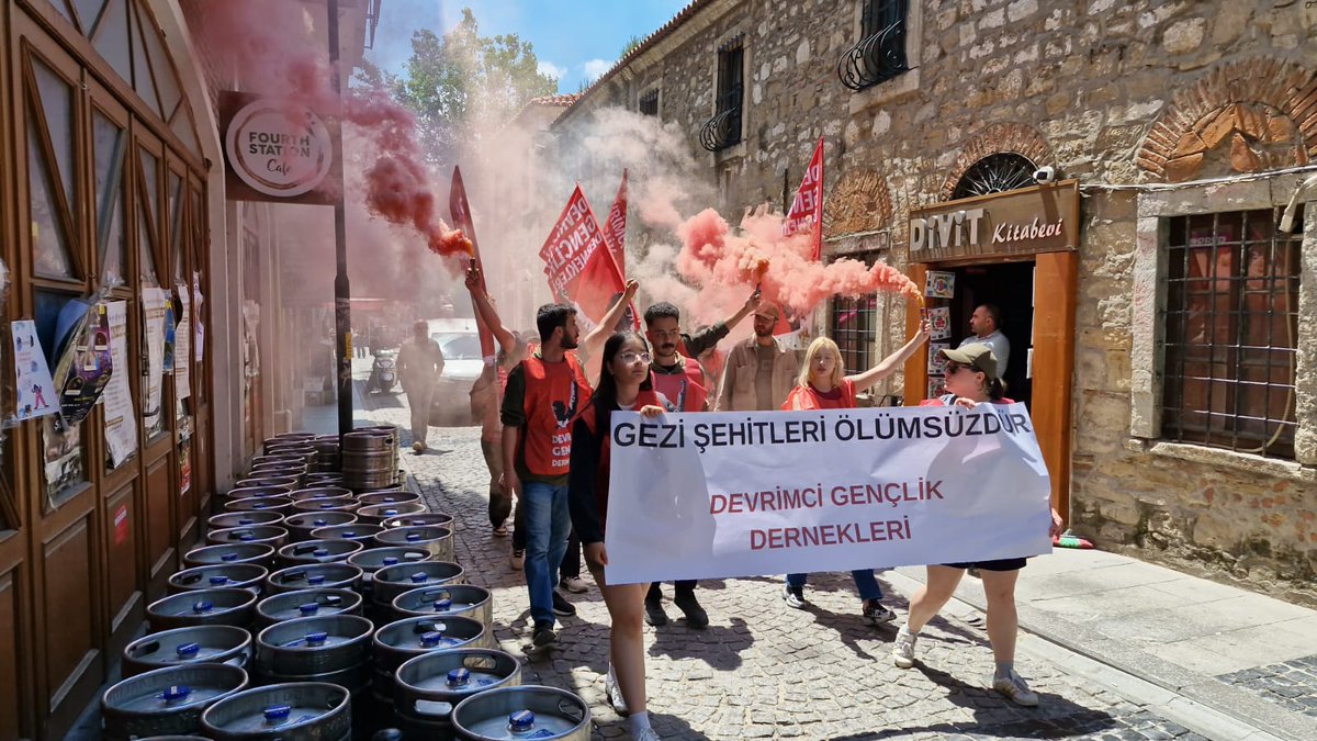 dgdcanakkale's tweet image. 📣Gezi direnişinin 12. yıl dönümünde; Geziye, geleceğimize, özgürlüğümüze sahip çıkıyoruz. Aradan geçen 12 yıla rağmen mücadelemizden hiçbir şey eksilmedi. Yitirdiklerimizin mirasını yaşatarak mücadelemize devam edeceğiz. 12 yıl önce gezide kaybettiklerimiz, kavgamızda yaşıyor!