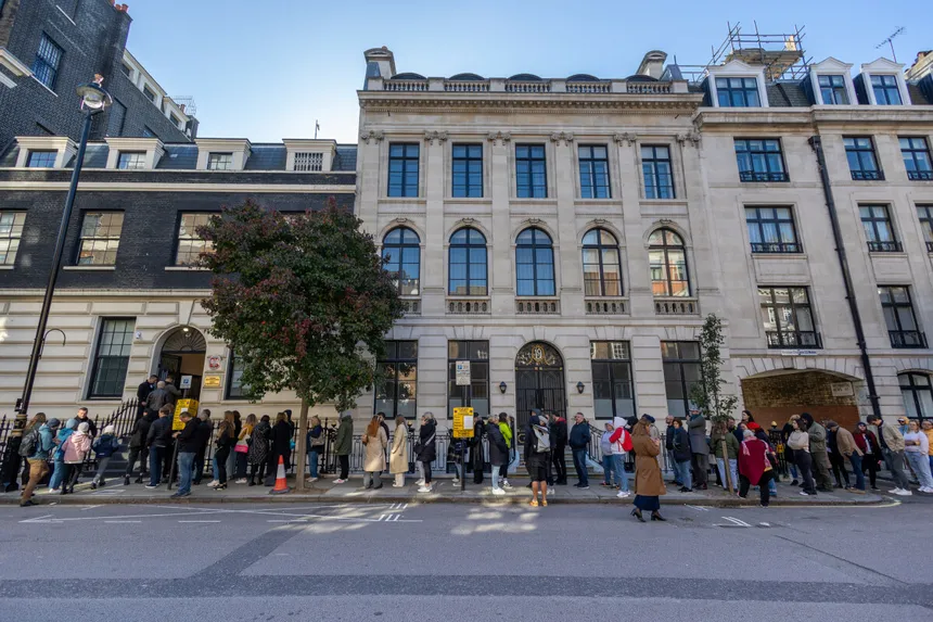 "Zagłosujcie jak najwcześniej, aby uniknąć kolejek" - takie powiadomienia dostali polscy wyborcy głosujący w Wielkiej Brytanii. Do tamtejszych urn pójdzie aż 185 tys. osób. #IdziemyNaWybory #Dowieziemy wiadomosci.radiozet.pl/raporty-specja…