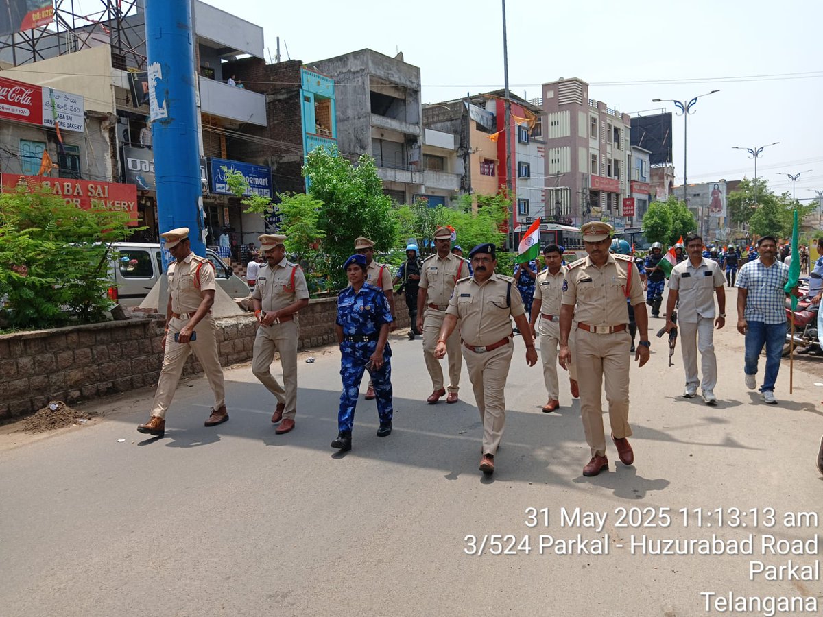 శాంతి భద్రతల పరిరక్షణ పోలీస్ కవాతు: ఏసీపీ పరకాల.

శాంతి భద్రతల పరిరక్షణ కోసమే ర్యాపిడ్ యాక్షన్ ఫోర్స్ కవాతు నిర్వహిస్తున్నామని పరకాల ఏసీపీ సతీష్ బాబు తెలిపారు. ఈ మేరకు పరకాల డివిజన్ పోలీసుల ఆధ్వర్యంలో పరకాల మండల కేంద్రంలో ర్యాపిడ్ యాక్షన్ ఫోర్స్ కవాతు చేపట్టారు. ఏసీపీ ముఖ్య
