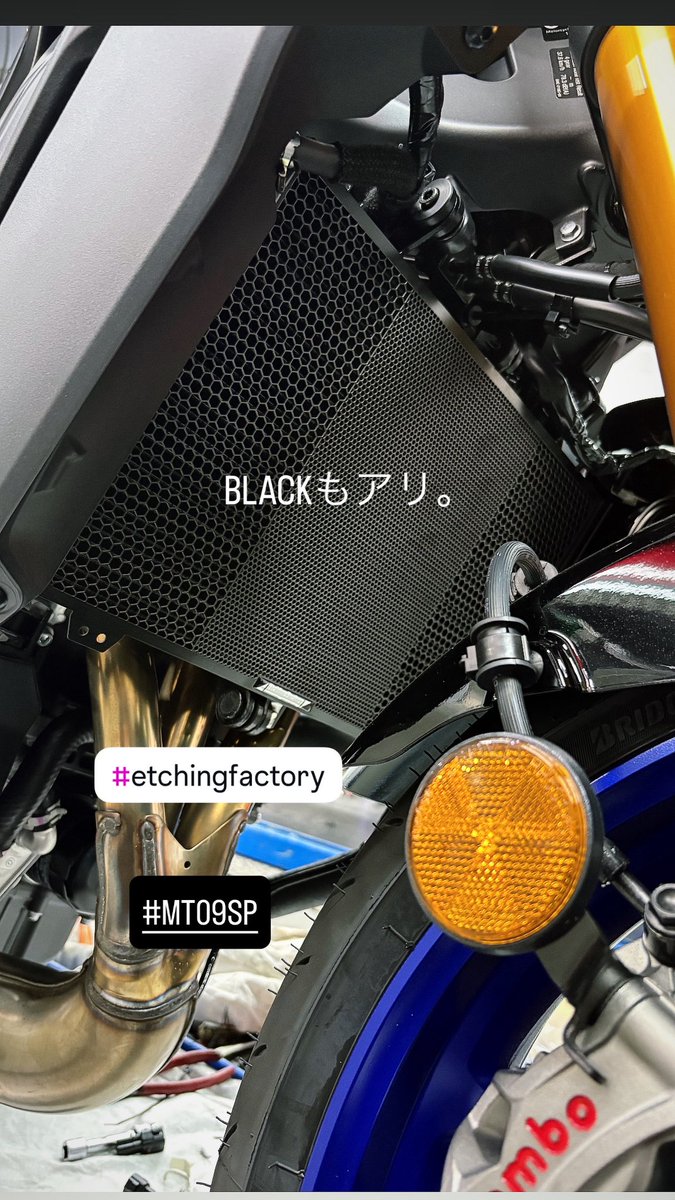 kazuyuki_ysp's tweet photo. 同時に2つやって来た。
機能とビジュ向上。
YAMAHA3気筒モデルは在庫もあります。
クロとギン。
YAMAHAディーラーのくせにメーカーオプションではなく、薦めるのはいつもコチラ😀
そして本日 #yzfr25 用も届きましたとさ。
#ラジエーターコアガード
#etchingfactory
#MT09SP
#YZFR1 https://t.co/w2N3oMEk6f