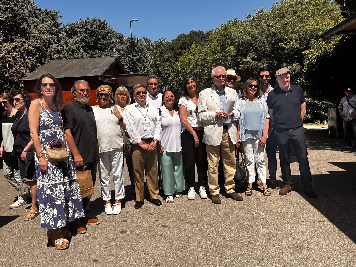 Damos por inaugurada la 32 Feria del Libro de Zaragoza. 
Con mucho calor hemos recorrido el paseo de San Sebastián, donde se ubican las 75 casetas.
