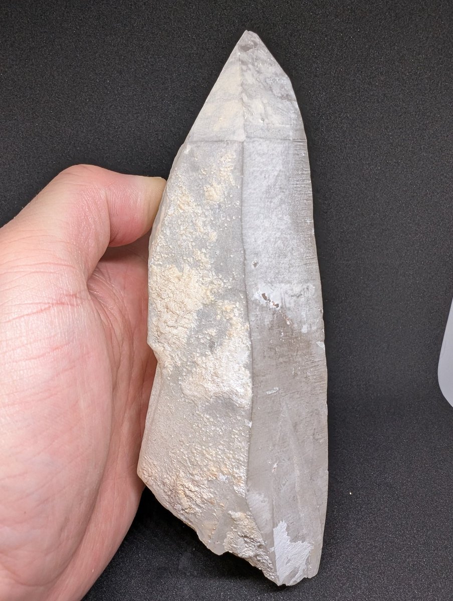 ＃石フリマ
＃浜松町石フリマ
「水晶」
山梨県山梨市牧丘町柳平乙女鉱山産の水晶です。16.5cm、786g、鉱山稼働時のオールドストック品になります。浜松町石フリマに持っていきます🐱。