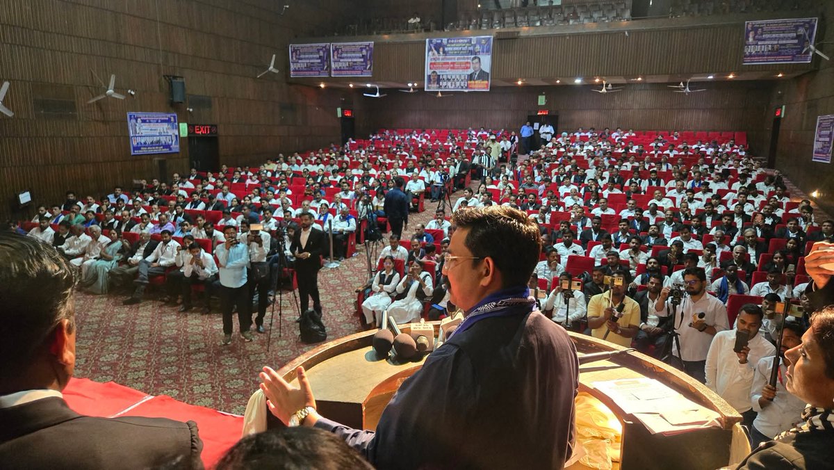 Kishan Meghwal (@kishanasp) on Twitter photo आज भीम आर्मी एवं आज़ाद समाज पार्टी (कां.) की लीगल सेल द्वारा आयोजित "प्रथम राष्ट्रीय अधिवक्ता सम्मेलन" में अधिवक्ताओं के कल्याण और सामाजिक न्याय के मुद्दों पर सभा को <a href="/BhimArmyChief/">Chandra Shekhar Aazad</a> और <a href="/VinayRatanSingh/">Vinay Ratan Singh</a> जी ने संबोधित किया...
जय भीम जय संविधान।✊⚖️ आज भीम आर्मी एवं आज़ाद समाज पार्टी (कां.) की लीगल सेल द्वारा आयोजित "प्रथम राष्ट्रीय अधिवक्ता सम्मेलन" में अधिवक्ताओं के कल्याण और सामाजिक न्याय के मुद्दों पर सभा को <a href="/BhimArmyChief/">Chandra Shekhar Aazad</a> और <a href="/VinayRatanSingh/">Vinay Ratan Singh</a> जी ने संबोधित किया...
जय भीम जय संविधान।✊⚖️