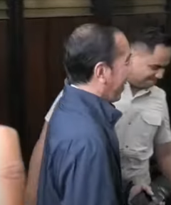 tham878's tweet photo. @alisyarief Kdrun tua bangka tukang bikin Hoaxs...gk usah pake gambar atau foto editan deh...lihat langsung video aslinya wajah Pak Jokowi seperti biasanya demikian rambut belakang tidak ada kena penyakit kulit sampe kelihatan agak botak.👊👊👊 https://t.co/RbI2gVXBDc