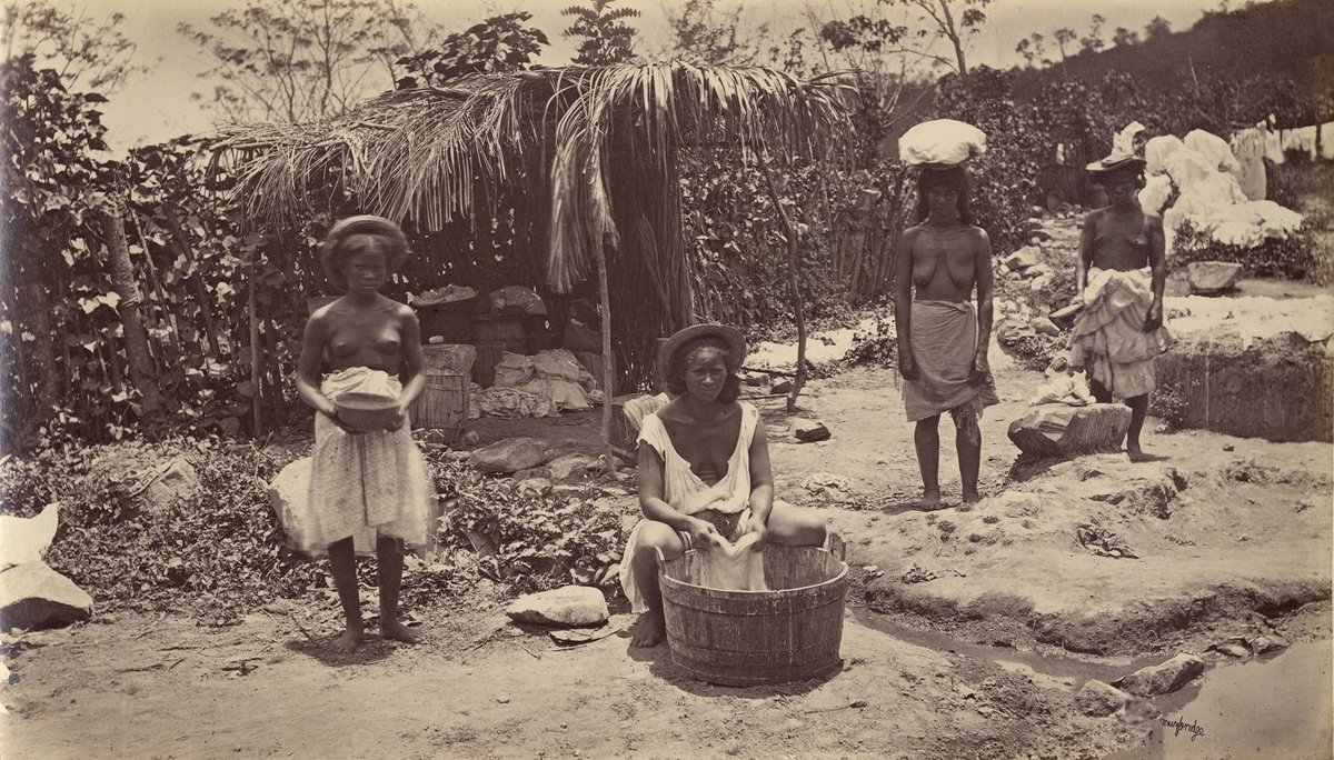 Mujeres realizan trabajos de lavandería en las afueras de la Ciudad de Panamá, año 1875.